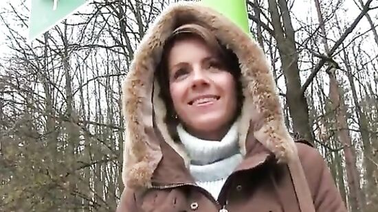 Продажной женщине натолкали в рот и выебли в киску за деньги