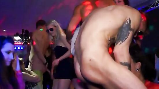 Парни толпой трахают девок на закрытой секс вечеринке