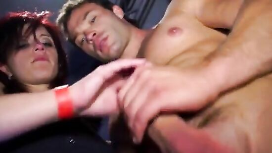 Парни толпой трахают девок на закрытой секс вечеринке