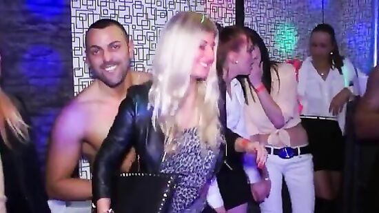 Парни толпой трахают девок на закрытой секс вечеринке