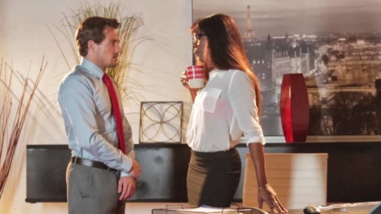 Начальник жестко трахнул стройную секретаршу-мулатку