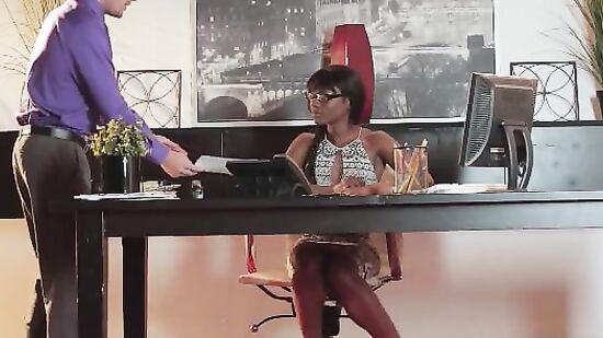 Начальник жестко трахнул стройную секретаршу-мулатку