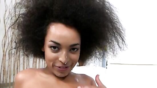 Пушистая негритянка с красивой попкой ниче так встала раком