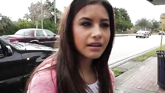 Длинноволосая брюнетка заигрывает с парнем в его машине