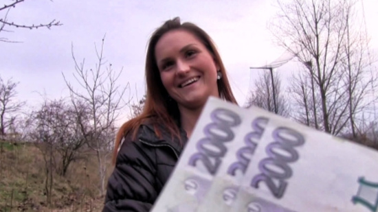 Аппетитная незнакомка трахается за деньги на природе