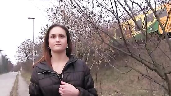 Аппетитная незнакомка трахается за деньги на природе