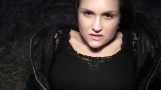 Аппетитная незнакомка трахается за деньги на природе