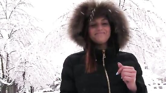 Улыбчивая студентка берет бабло за секс с незнакомцем