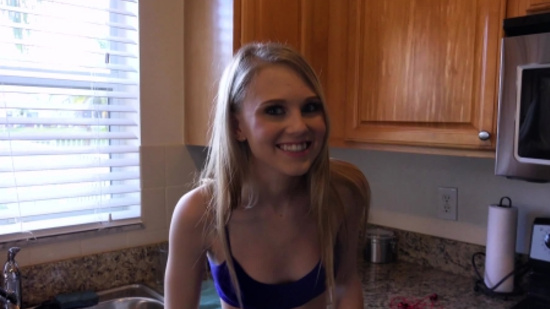 Улыбчивая девушка заигрывает и трахается с другом на кухне