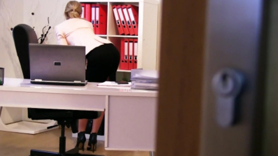 Красивая блондинка не удержалась и отдалась в рабочее время