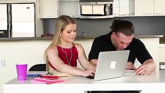 Волосатый парень поставил телку раком и трахнул на кухне