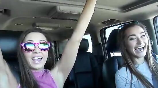 Горячие лесбиянки занимаются страстным сексом в машине