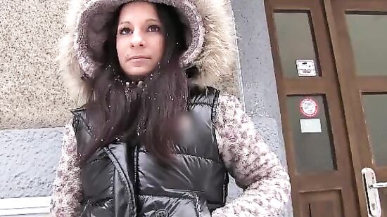 Любительский секс за деньги с брюнеткой