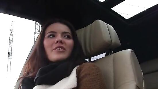 Студентка с легкостью отдалась незнакомцу в красивой бехе, сняла джинсы и дала раком