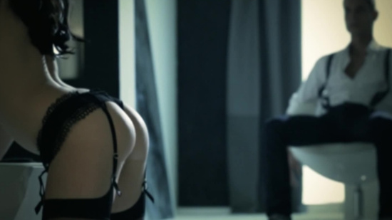 Девушка в чулочках совращает босса попкой