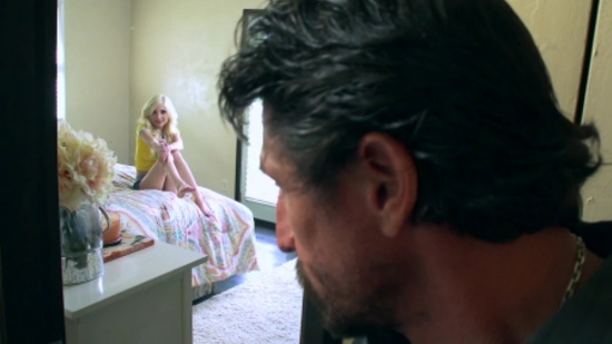 Соблазнительная блондинка дает мужику который подсматривал