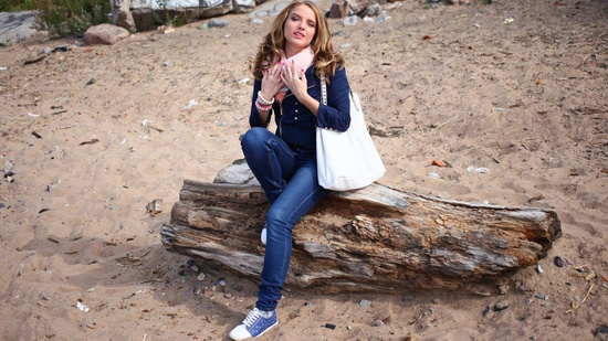 Русский пацан привел девушку на пляж для секса на бревне