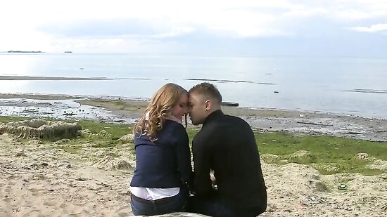 Русский пацан привел девушку на пляж для секса на бревне