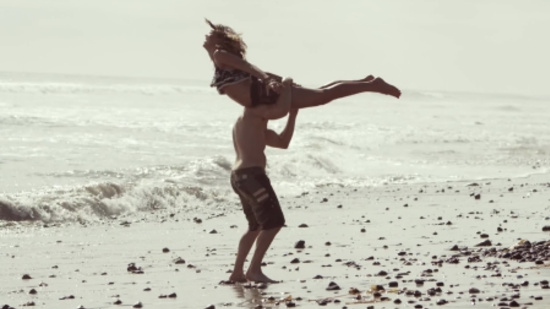 Страстная пара без комплексов отлично проводит яркий денек возле океана