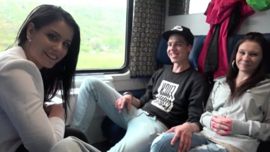 Супружеская пара предложила парочке секс в купе поезда за неплохие деньги