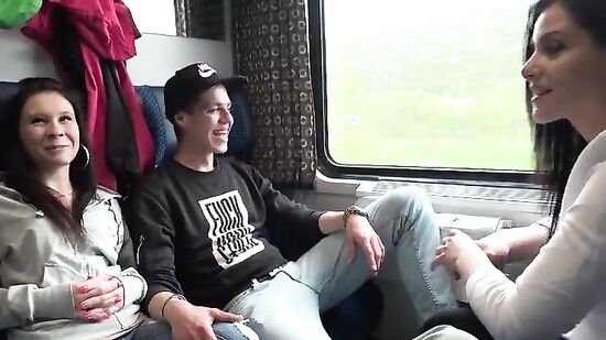 Супружеская пара предложила парочке секс в купе поезда за неплохие деньги