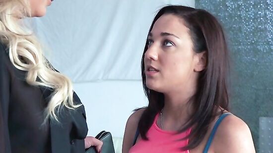 Грудастая женщина нимфоманка дерзко трахает неопытную потаскуху