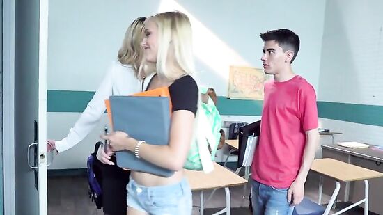 Преподавательница оставила двух студентов после пар для особых занятий