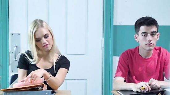 Преподавательница оставила двух студентов после пар для особых занятий