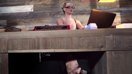 Спрятался под стол чтоб не спалиться но зрелая дама все равно заметила лысого