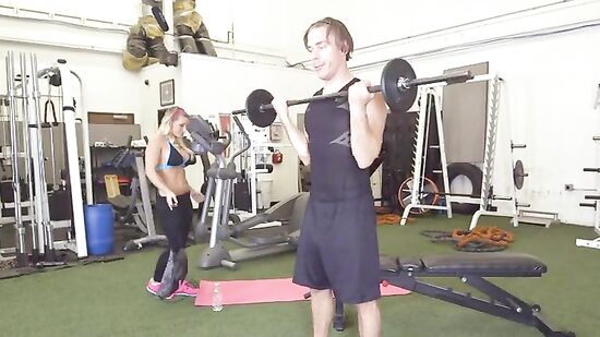 Фитоняшка с шикарными сиськами залезла пиздой на спортсмена ради роскошного куни