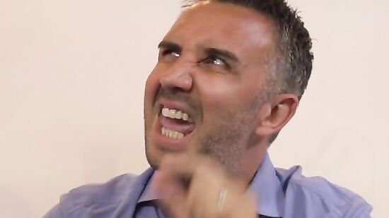 Красивая милфа нашла способ как цеплять одиноких клиентов своего босса