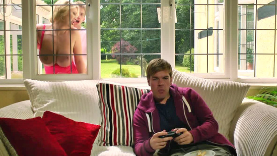 Пока парень играет в Playstation, Денни трахнул маму своего друга прямо у него за спиной