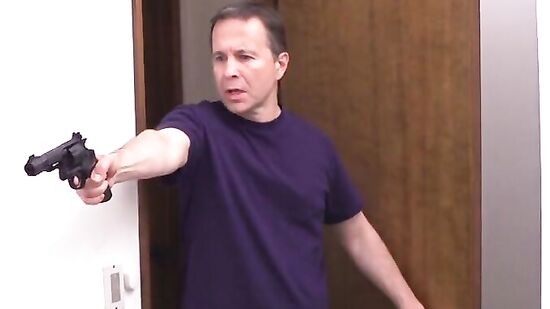 Отец словил на горячем грабителя который выебал его дочь