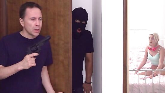 Отец словил на горячем грабителя который выебал его дочь