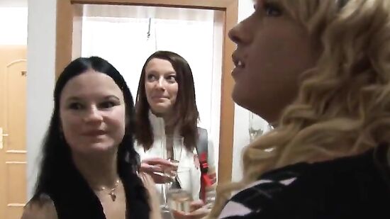 Чешские свингеры тусят под шампанское на настоящей групповой секс вечеринке