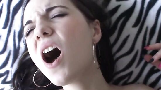 Пикапнул на улице чешскую симпатяжку и повез домой ебать