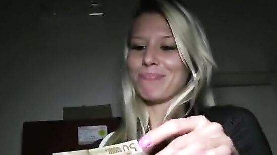 Все таки не смогла отказать незнакомцу в ебле в ближайшем подьезде