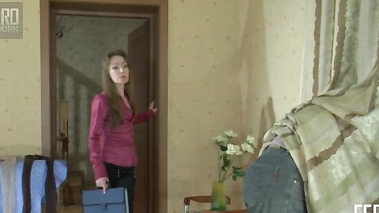 Засунул руку в колготки, а тетя уже мокренькая и совсем без трусиков