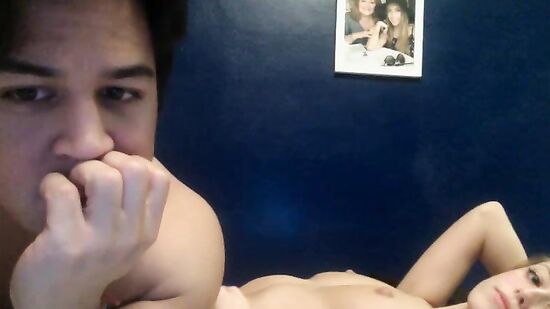 Влюбленная пара не стесняется показывать свой домашний секс перед вебкой