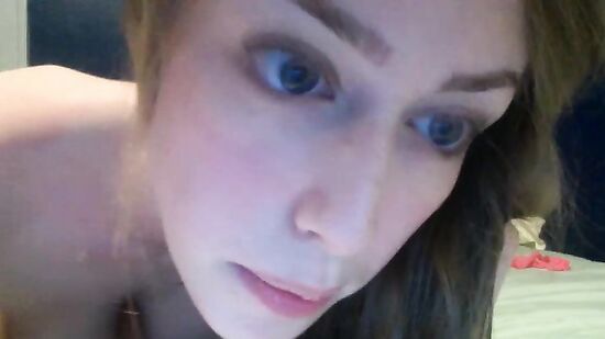 Влюбленная пара не стесняется показывать свой домашний секс перед вебкой