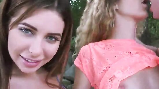 Две подруги трахнулись с рыбаками возле речки