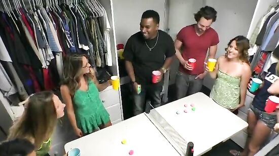 Пинг понг вечеринка американских студентов в одной из комнат большой общаги