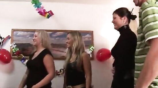 Компания друзей отмечает День рождения с оргией