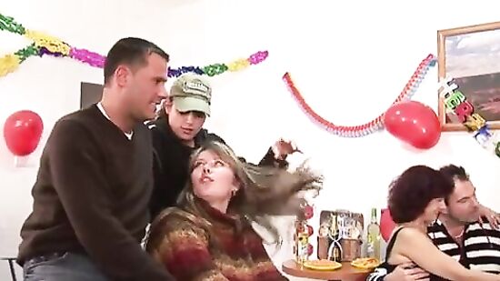 Компания друзей отмечает День рождения с оргией