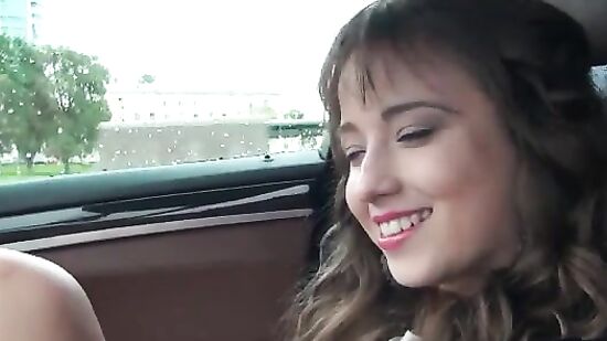 Русская студентка прогуливает учебу и ебется с парнем в шикарной BMW