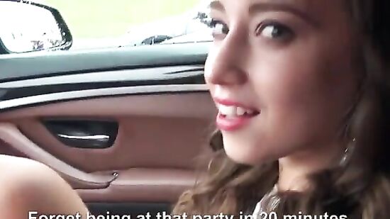 Русская студентка прогуливает учебу и ебется с парнем в шикарной BMW