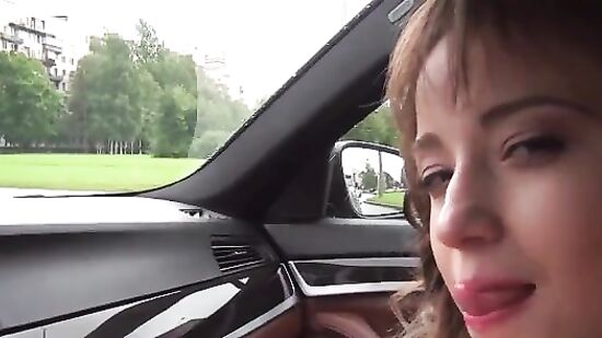 Русская студентка прогуливает учебу и ебется с парнем в шикарной BMW