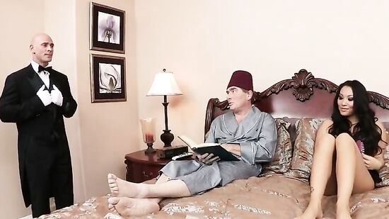 Азиатка кайфует от сквиртит во время анала вместе со своим дворецким