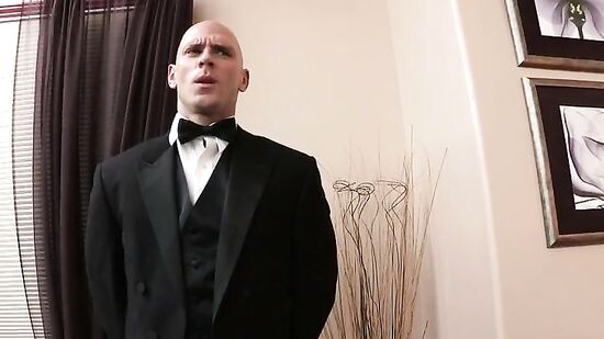 Азиатка кайфует от сквиртит во время анала вместе со своим дворецким