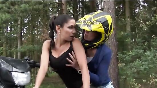 Грязный секс в лесу прямо на квадрике в сочетании с золотым дождем